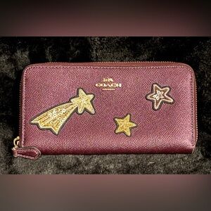 ✨Coach Accordion Zip In Burgundy Crossgrain Leather With Gold Celestial Stars✨